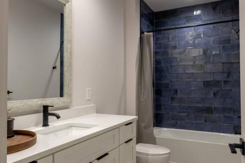 4 Bedroom Home In Downtown, 5 Min From The Beach.