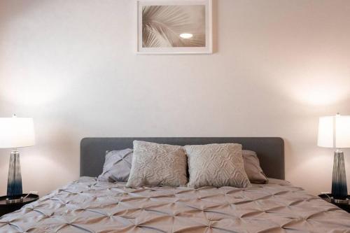 4 Bedroom Home In Downtown, 5 Min From The Beach.