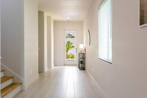 4 Bedroom Home In Downtown, 5 Min From The Beach.