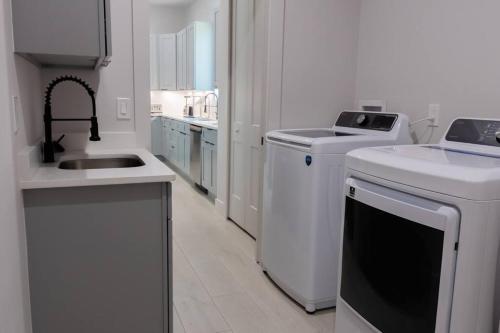 4 Bedroom Home In Downtown, 5 Min From The Beach.