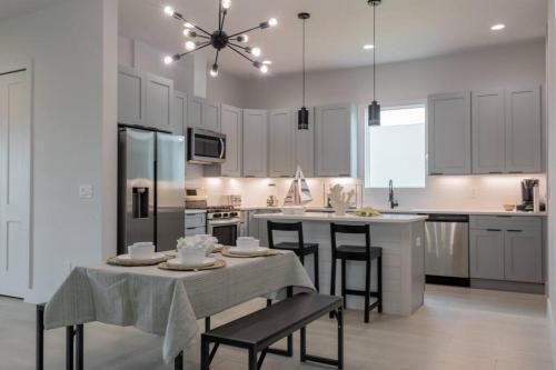 4 Bedroom Home In Downtown, 5 Min From The Beach.