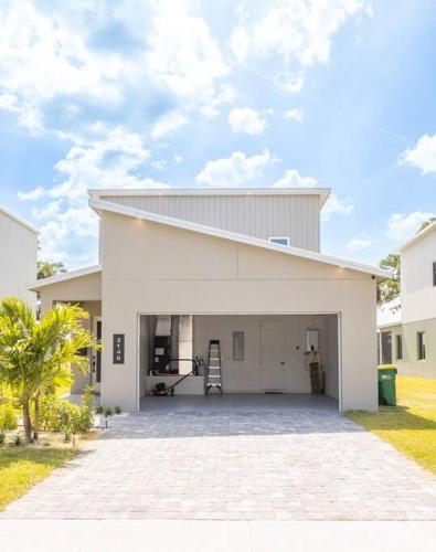 4 Bedroom Home In Downtown, 5 Min From The Beach.