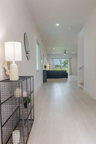 4 Bedroom Home In Downtown, 5 Min From The Beach.