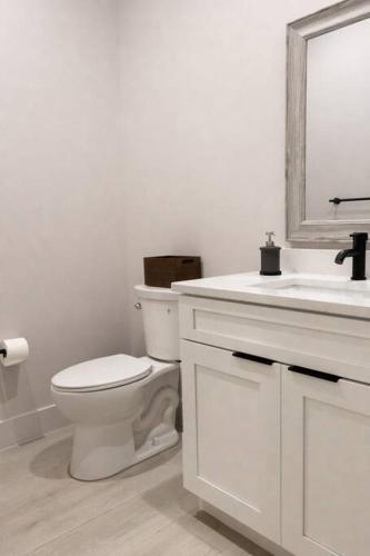 4 Bedroom Home In Downtown, 5 Min From The Beach.