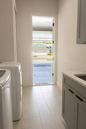 4 Bedroom Home In Downtown, 5 Min From The Beach.