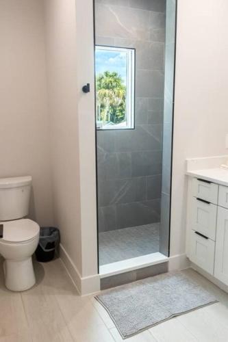 4 Bedroom Home In Downtown, 5 Min From The Beach.