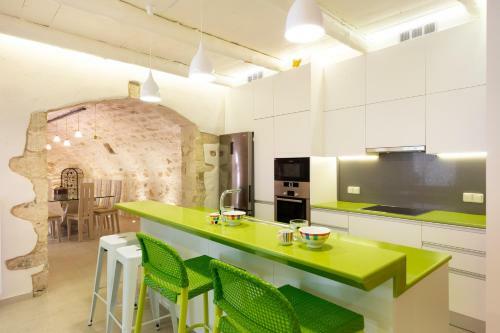 Byblos Villa Walking Distance To Everything W/heated Pool & Bbq