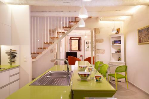 Byblos Villa Walking Distance To Everything W/heated Pool & Bbq