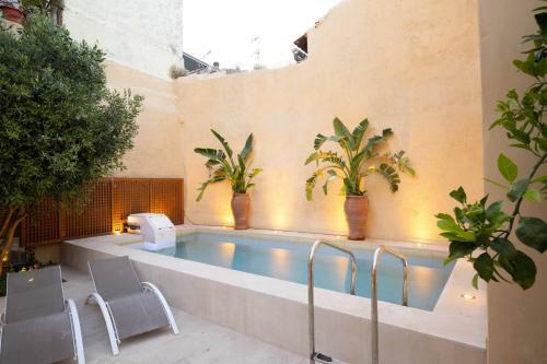 Byblos Villa Walking Distance To Everything W/heated Pool & Bbq