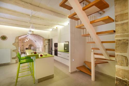 Byblos Villa Walking Distance To Everything W/heated Pool & Bbq