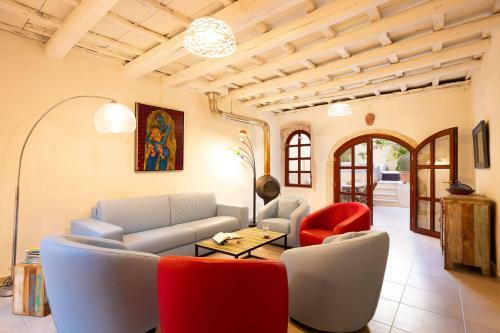 Byblos Villa Walking Distance To Everything W/heated Pool & Bbq