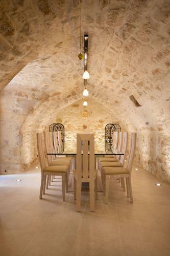 Byblos Villa Walking Distance To Everything W/heated Pool & Bbq