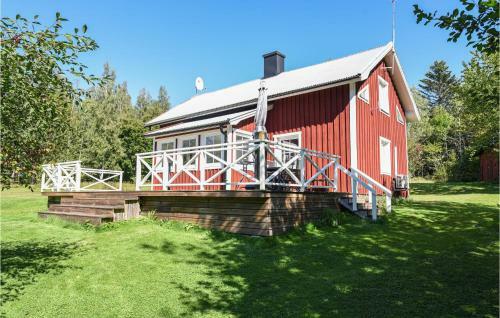 Amazing Home In Unden�s With 3 Bedrooms