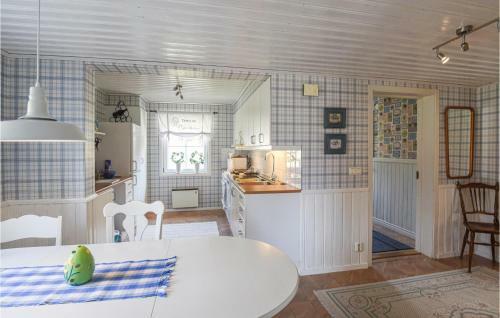 Amazing Home In Unden�s With 3 Bedrooms