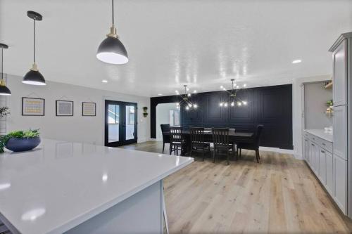 Treasure Valley?s Massive Gathering Home With Ballroom Sleeps 32