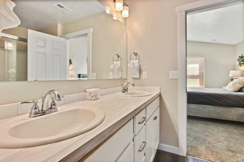 Gorgeous 3 Bedroom Private Custom Home In Central Meridian