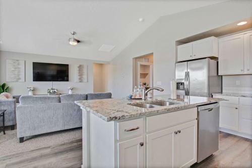 Gorgeous 3 Bedroom Private Custom Home In Central Meridian