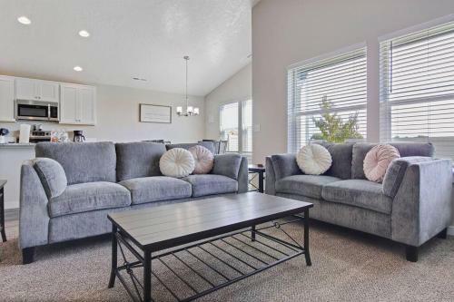 Gorgeous 3 Bedroom Private Custom Home In Central Meridian