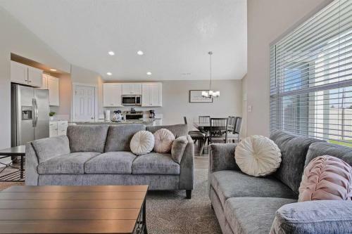 Gorgeous 3 Bedroom Private Custom Home In Central Meridian