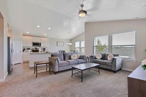 Gorgeous 3 Bedroom Private Custom Home In Central Meridian