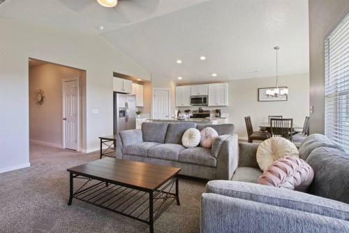 Gorgeous 3 Bedroom Private Custom Home In Central Meridian