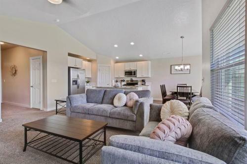Gorgeous 3 Bedroom Private Custom Home In Central Meridian