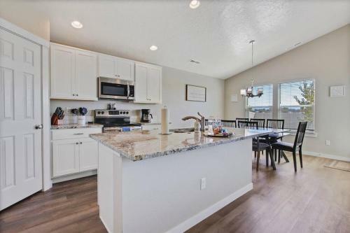 Gorgeous 3 Bedroom Private Custom Home In Central Meridian