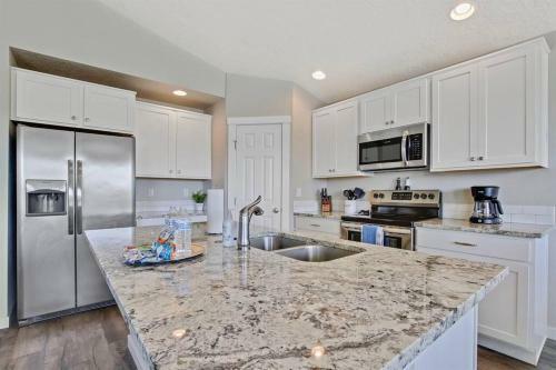 Gorgeous 3 Bedroom Private Custom Home In Central Meridian