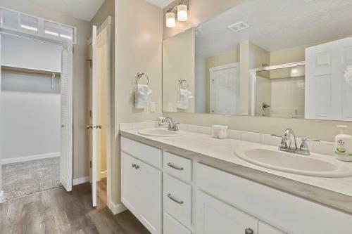 Gorgeous 3 Bedroom Private Custom Home In Central Meridian