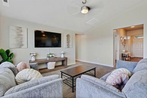 Gorgeous 3 Bedroom Private Custom Home In Central Meridian