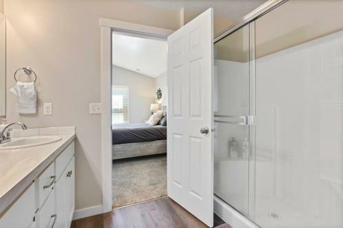 Gorgeous 3 Bedroom Private Custom Home In Central Meridian