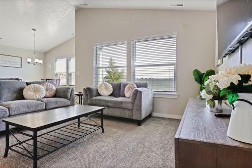 Gorgeous 3 Bedroom Private Custom Home In Central Meridian