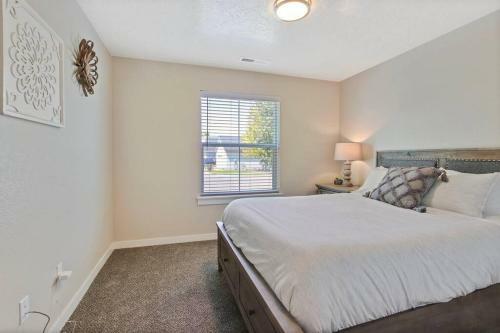 Gorgeous 3 Bedroom Private Custom Home In Central Meridian