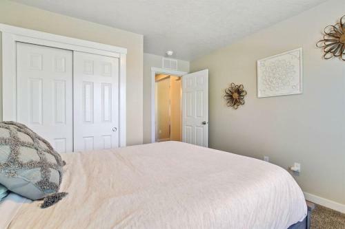 Gorgeous 3 Bedroom Private Custom Home In Central Meridian