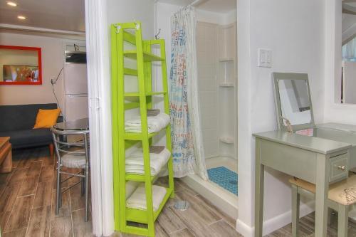 Detlow's Treasured Cottages 4