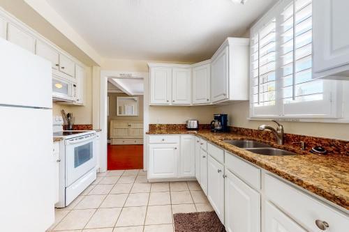 Detlow's Treasured Cottages 3