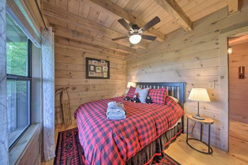 Treetop Hideout With Long-range Mountain Views!