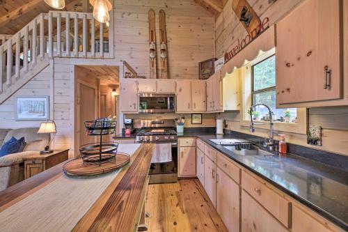 Treetop Hideout With Long-range Mountain Views!