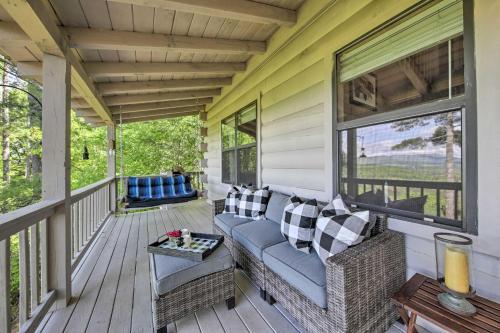 Treetop Hideout With Long-range Mountain Views!