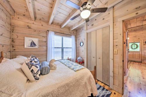 Treetop Hideout With Long-range Mountain Views!