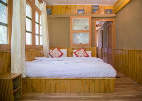 Tirthan Jibhi Cottage