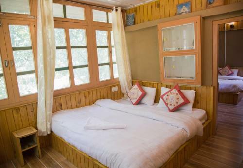 Tirthan Jibhi Cottage