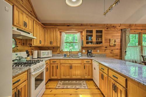 Peaceful Ellijay Cabin With Grill, Resort Pool!