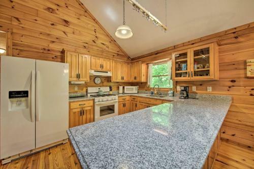 Peaceful Ellijay Cabin With Grill, Resort Pool!