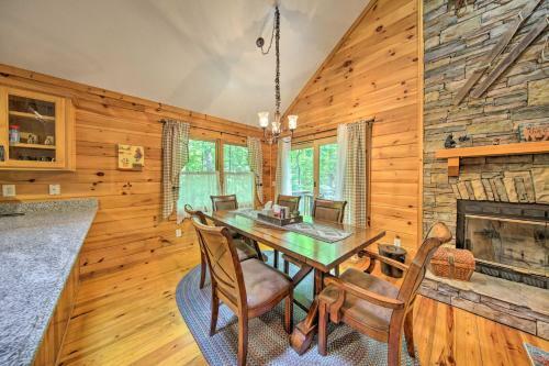 Peaceful Ellijay Cabin With Grill, Resort Pool!