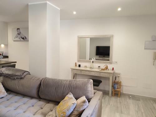 Modern High Spec Three Bedroom Duplex Apartment