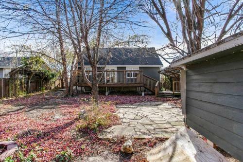 Wow! Spacious Retreat & Amazing Yard 2400+4bd/3bth