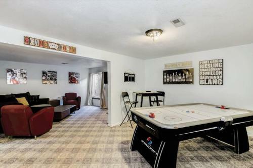 Wow! Spacious Retreat & Amazing Yard 2400+4bd/3bth