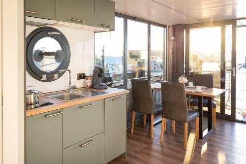 Exclusives Hausboot "opa Wilhelm"