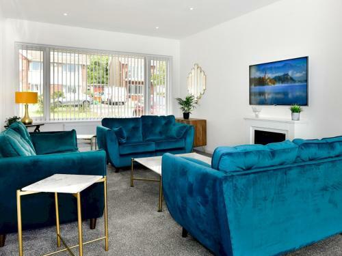 Pass The Keys Beautiful Spacious 4 Bedroom Home With Parking
